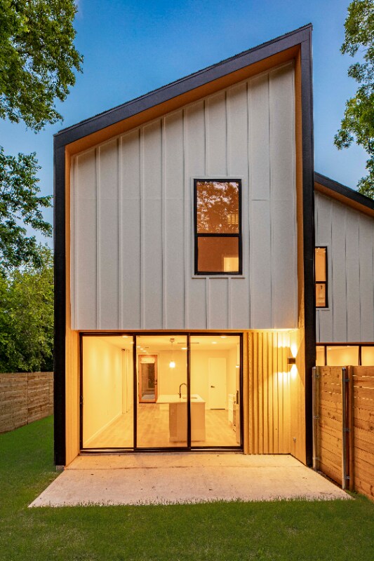 Building Photo - 605 E 7th St