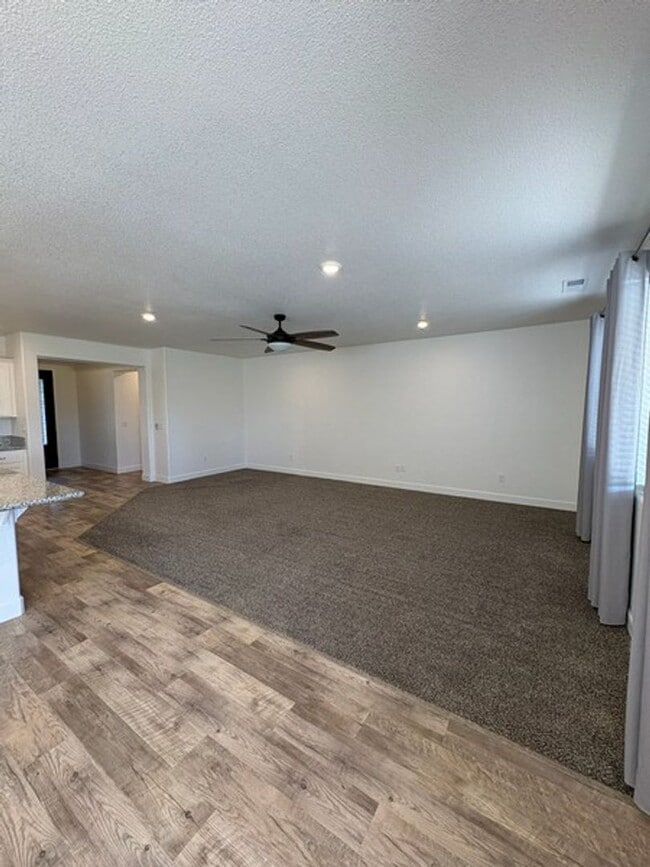 Building Photo - Spacious Four Bedroom off the Golf Course in Fernley