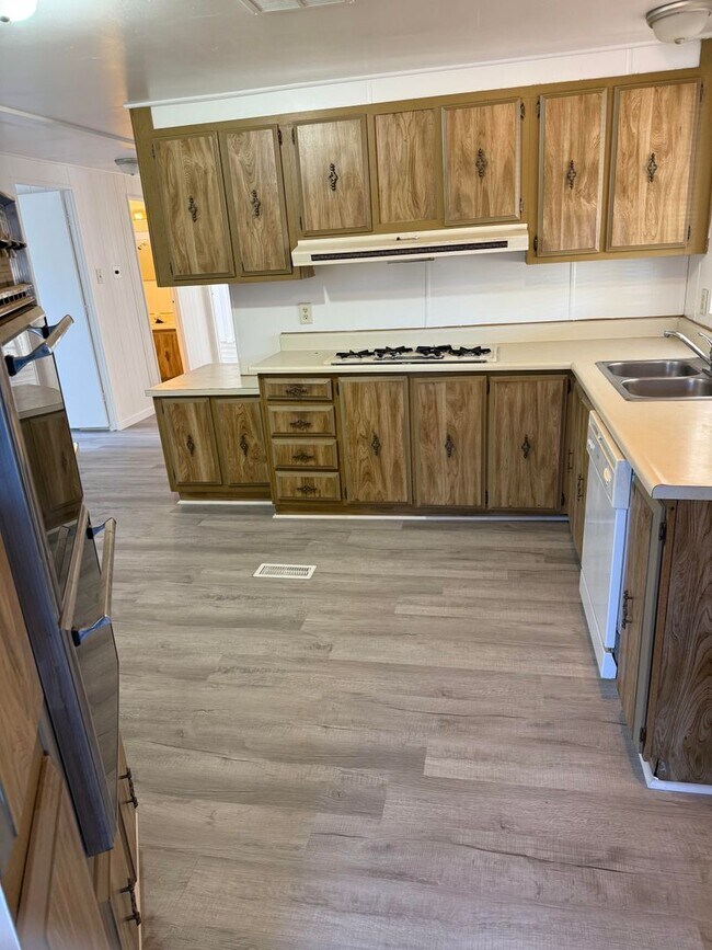 Building Photo - 3 bedroom 2 bath home in quiet neighborhood