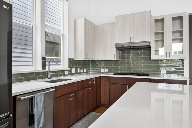 Building Photo - 6105 Florencia Ln