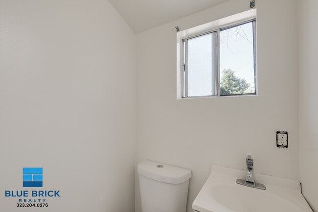 Building Photo - 14025 Victory Blvd