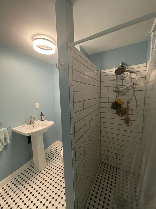 Building Photo - 978 Kenton St