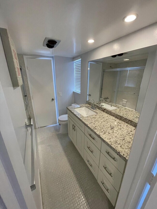 Building Photo - 720 Orton Ave