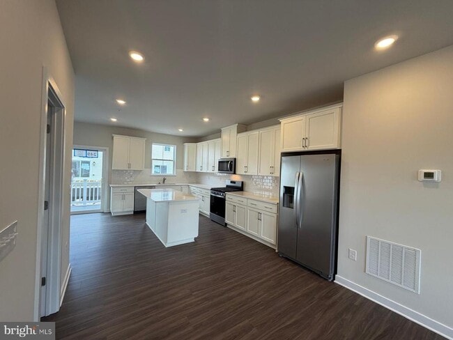 Building Photo - 33 E Front St