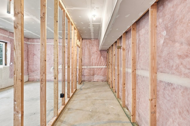 Building Photo - 705 E 5th St