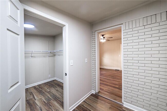 Building Photo - 1029 Katherwood Dr SW