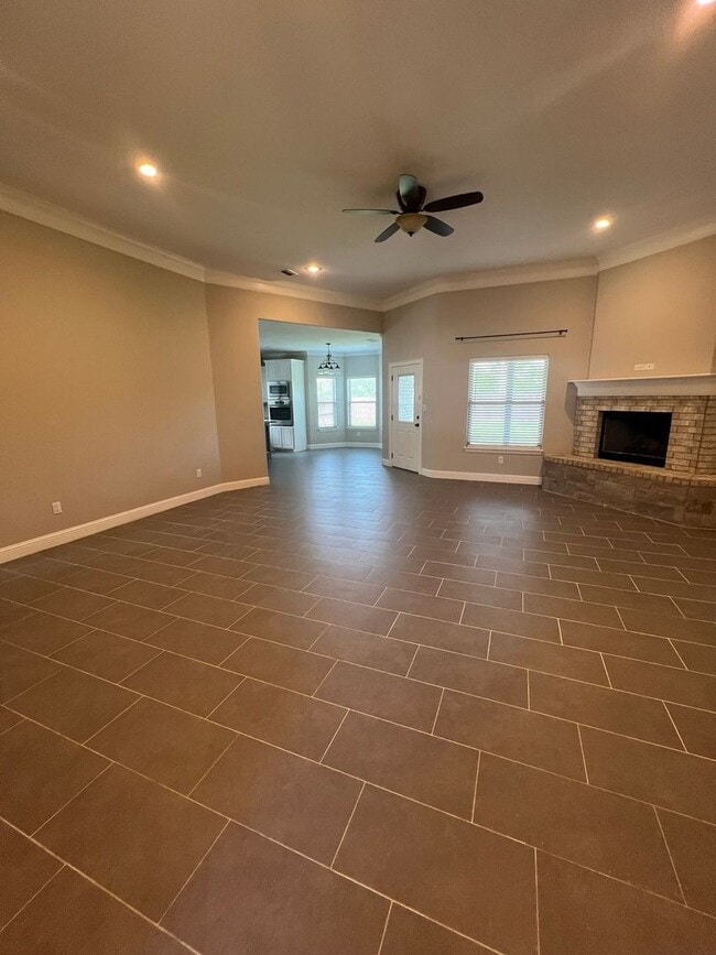 Building Photo - Spacious Family Room Great Location