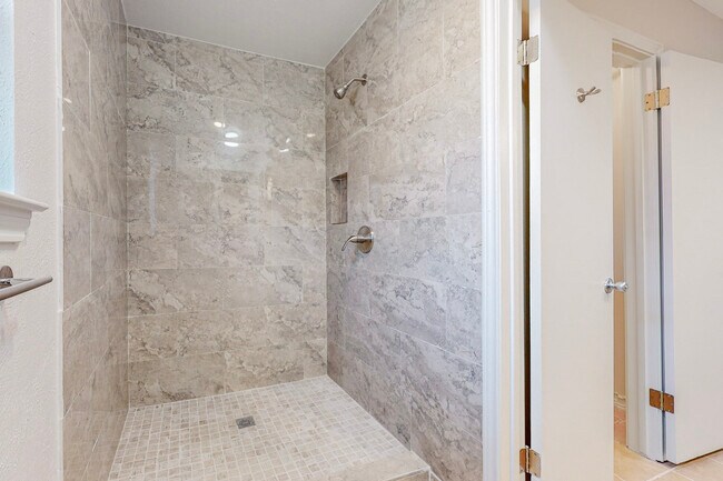 Building Photo - 2116 Northmoor Dr