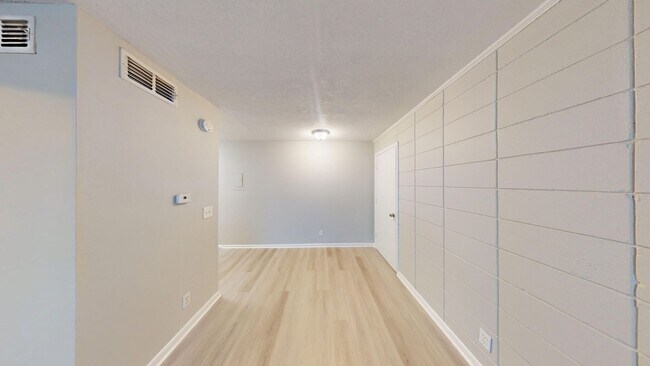 Building Photo - Spacious 1Bed/ 1Bath in Riverside – Downst...
