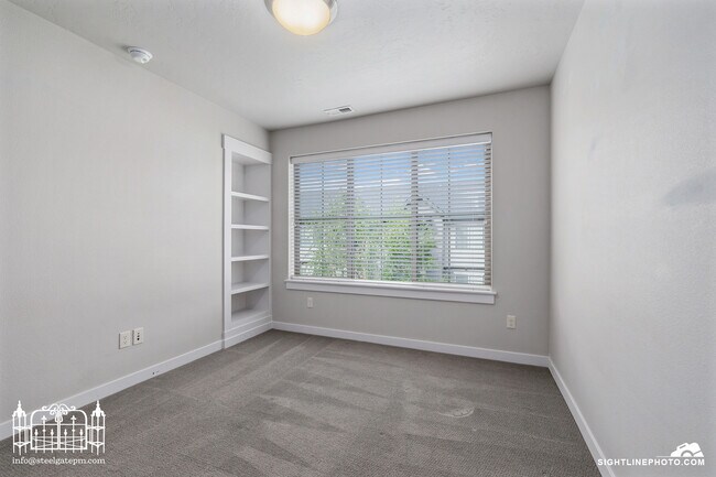 Building Photo - 3287 E Thoroughbred Ln