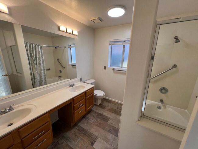 Building Photo - 910 N Swan Dr