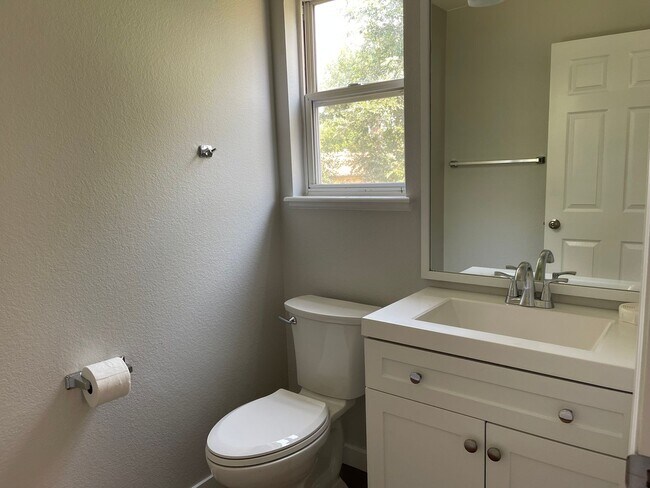 Building Photo - Duplex with 5 Bedroom & 4 Baths