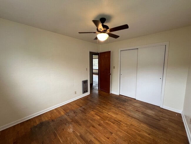 Building Photo - Cute 2 Bedroom House with Hardwood Floors!