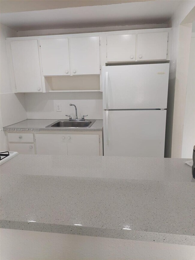 Building Photo - 1305 W 53rd St