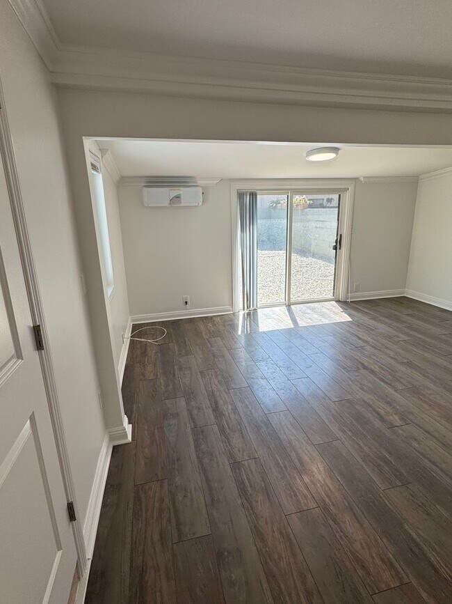 Building Photo - !! MOVE-IN SPECIAL !!  Bright Carson Front House Duplex with Modern Finishes