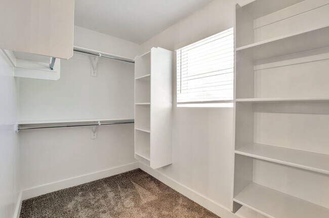 Building Photo - Stunning 3 Bed - 2.5 Bath Townhome in Amazing Layton Location! Available on NOW!