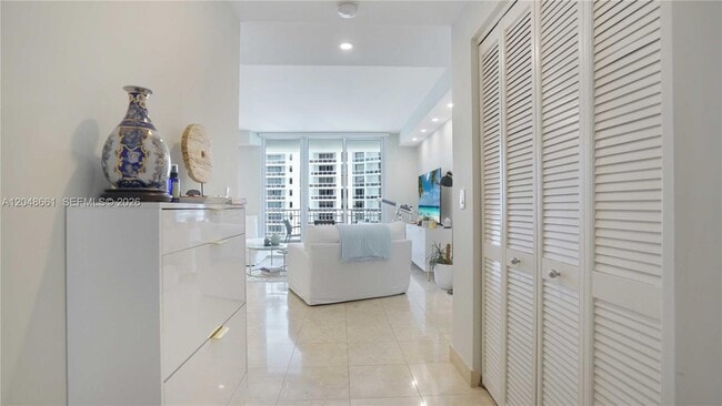 Building Photo - 801 Brickell Key Blvd