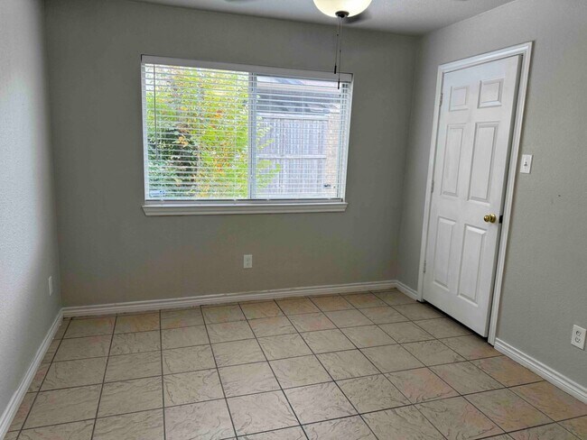 Building Photo - Garland Duplex