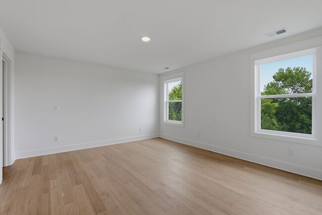 Building Photo - Spacious 5-Bedroom with Fenced Yard & Modern Amenities