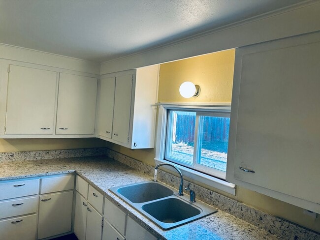 Building Photo - 720 1/2 S. 32nd St.