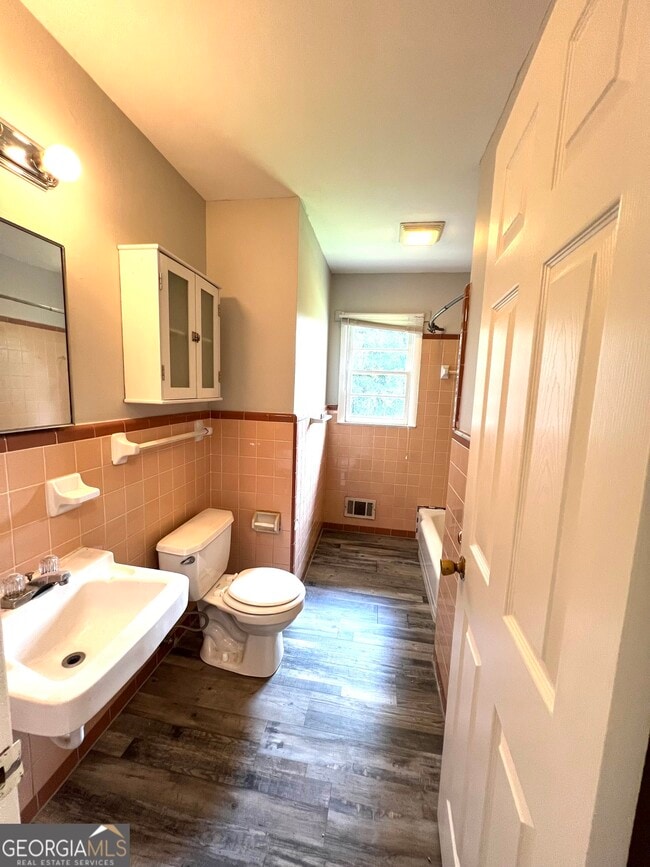 Building Photo - 133 Pineview Dr