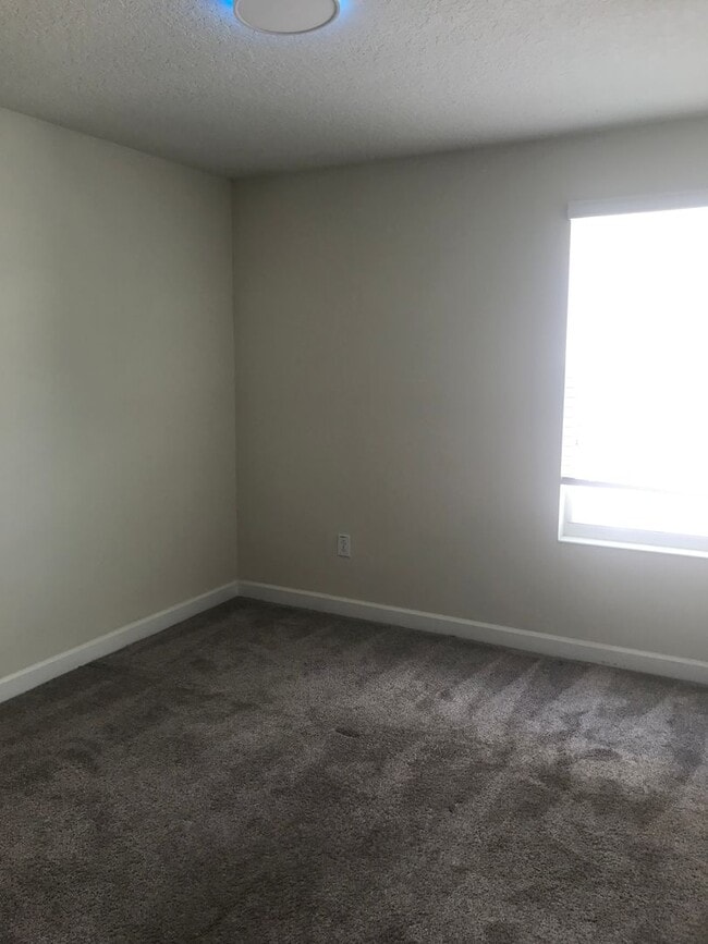 Building Photo - 4 Bedroom Home in Storey Grove Manors