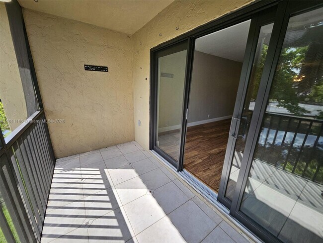 Building Photo - 302 Lakeview Dr