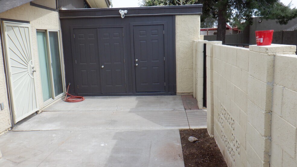Building Photo - 712 N Santa Barbara #16