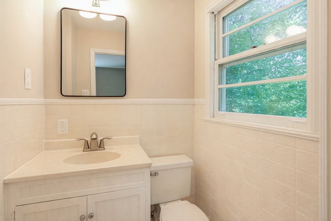Building Photo - $1300! 3Bed/1Bath in Center Point! Available Now!