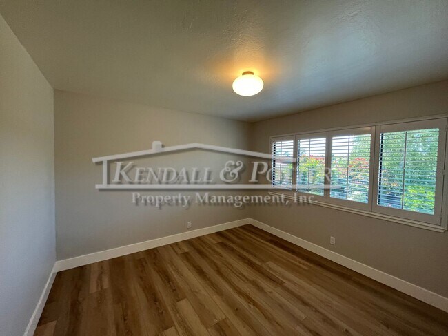 Building Photo - Beautifully Remodeled 4 Bed/2 Full Bath + ...