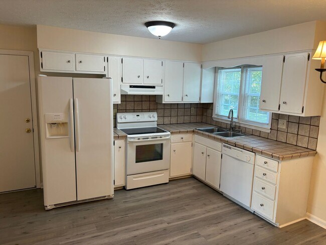 Building Photo - Beautiful 4 Bedroom 2 1/2 Bathroom Home
