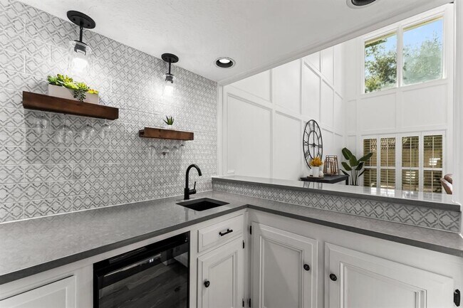 Building Photo - 8911 Tranquil Park Dr