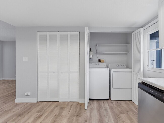 Building Photo - Palisade Perfection: Remodeled Condo Steps from Downtown!