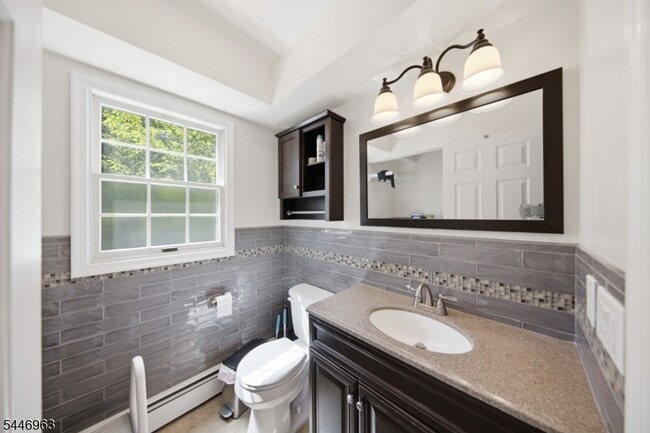 Building Photo - 2057 Lakeside Dr W