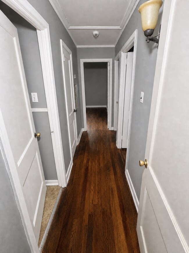 Building Photo - 3-Bedroom Home in the Desirable Broadmoor Area