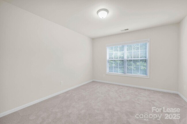 Building Photo - 105 Runningdeer Dr