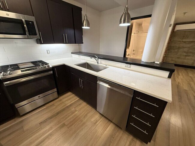 Building Photo - 160 Liberty St NE