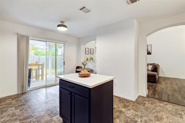 Building Photo - 15501 Sarah's Creek Dr