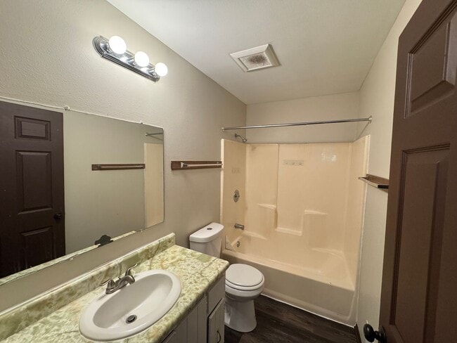 Building Photo - Your new Townhouse Awaits! 3 Bed / 1.5 Bat...