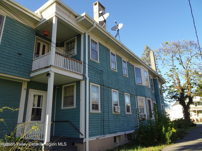 Building Photo - 823-825-825 Columbia St