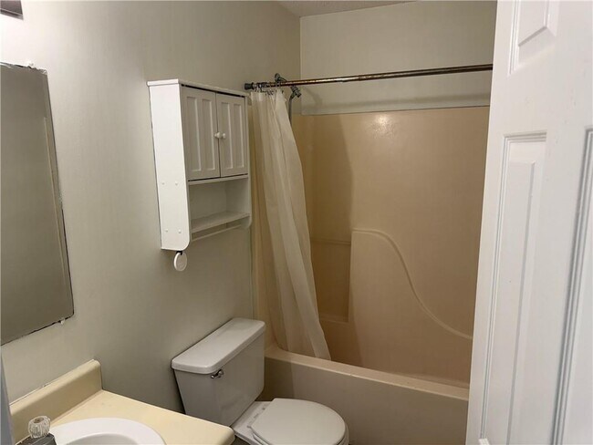 Building Photo - 890 E Cherry St