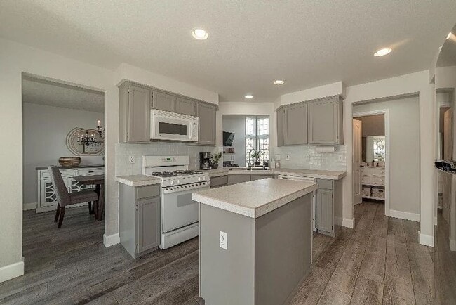 Building Photo - Beautiful Custom Home
