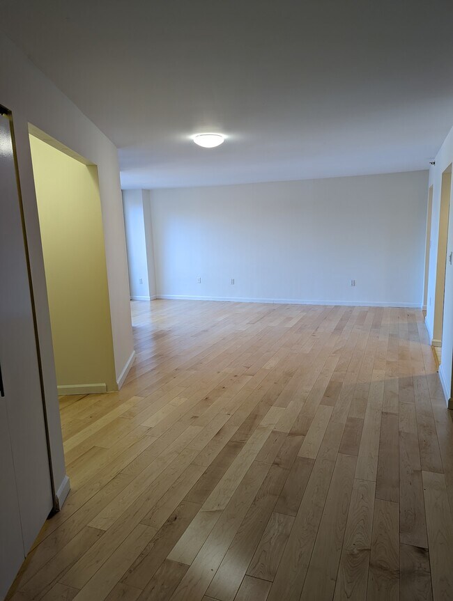 Building Photo - 10 Rogers St