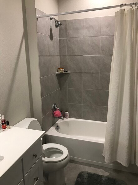 Children's/ Guest bathroom Bath that is between the two guest rooms - 1313 Eagle Ridge Trl