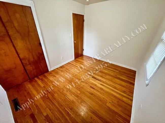 Building Photo - Darling 4 Bed 2 Bath Ranch in Olathe-Available NOW!!