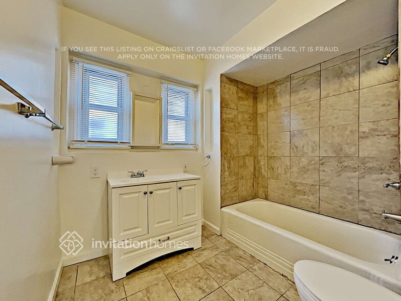 Building Photo - 8712 S 11th Ave