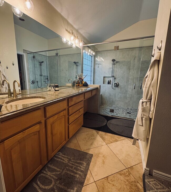 Building Photo - 1011 S Valentia St