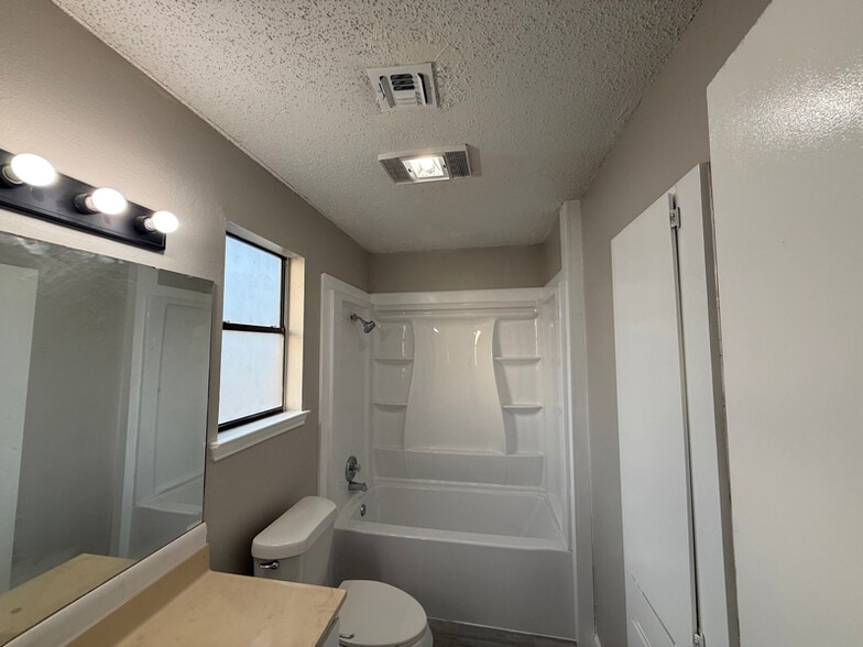 Building Photo - 4401 River Valley Dr