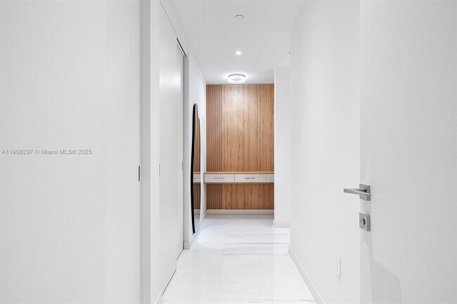 Building Photo - 300 Biscayne Blvd Way