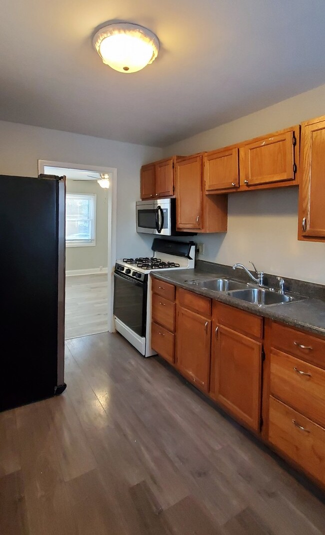 Building Photo - 923 Jasper St